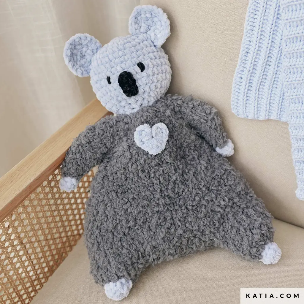 patron-tejer-punto-ganchillo-bebe-amigurumi-otono-invierno-katia-7920-25-g.webp