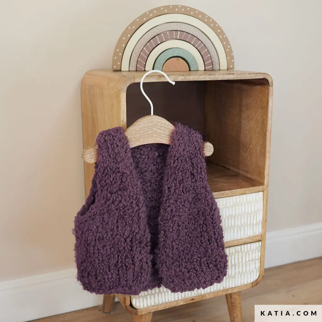 patron-tejer-punto-ganchillo-bebe-chaleco-otono-invierno-katia-7920-14b-g.webp
