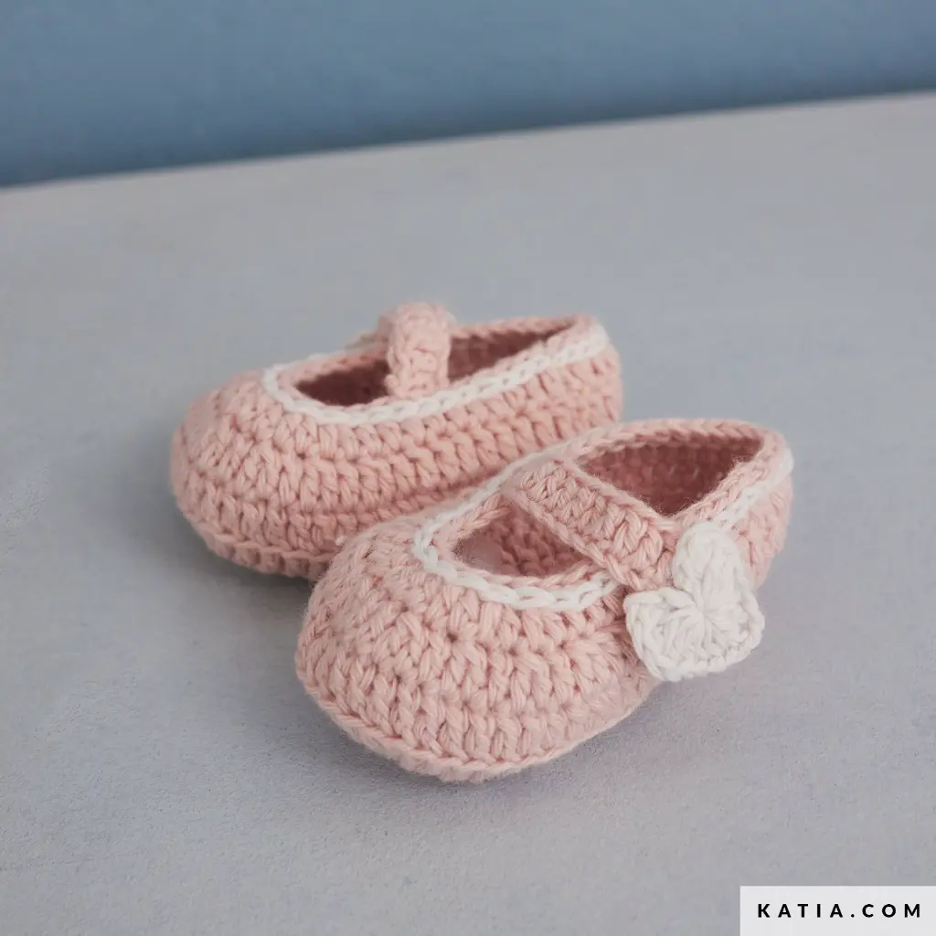 patron-tejer-punto-ganchillo-bebe-patucos-primavera-verano-katia-7900-5-g.webp