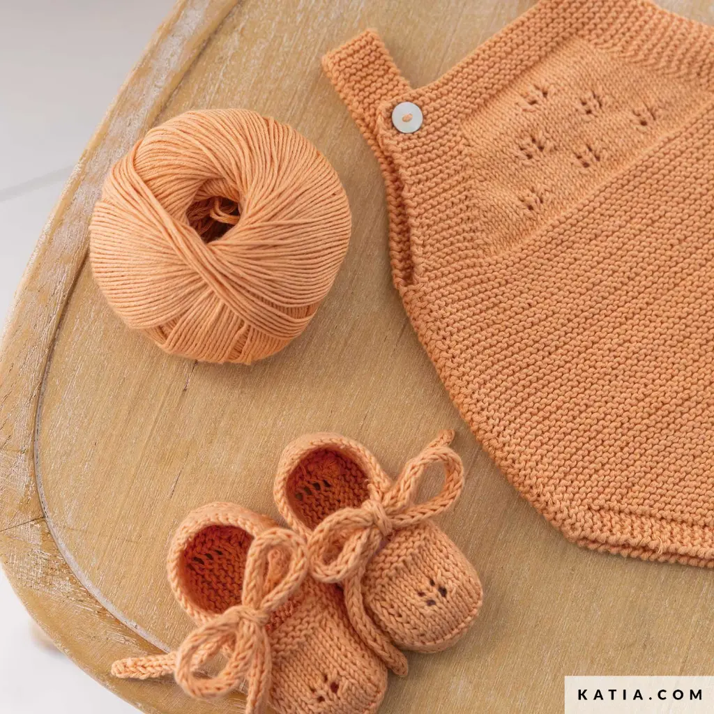 patron-tejer-punto-ganchillo-bebe-conjunto-primavera-verano-katia-7955-67-01-g.webp