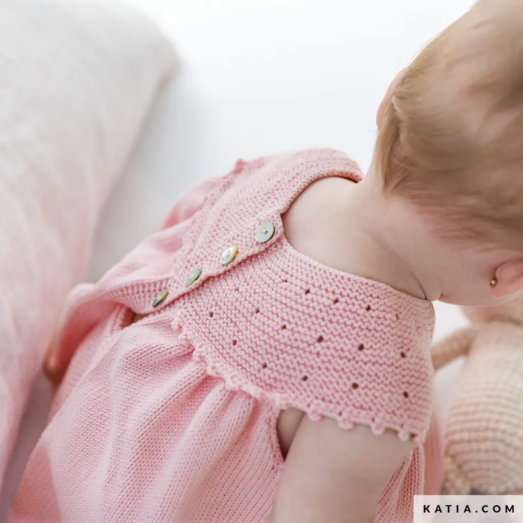 patron-tejer-punto-ganchillo-bebe-conjunto-primavera-verano-katia-7955-69-02-g.webp