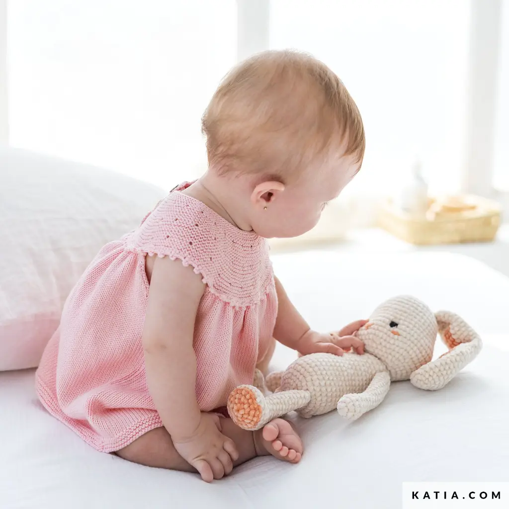 patron-tejer-punto-ganchillo-bebe-conjunto-primavera-verano-katia-7955-69-01-g.webp